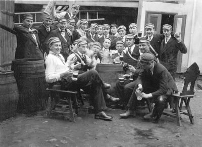 Limuvia group
Left to right.
Standing: ?, Meer Gens, ?, ?, Josif Pesis?, Aleksandr Kan, ?, ?, ?, ?, ?, ?, ?, ?
Sitting: ?, ?, ?, ?, ?, ?, Moissei Serman 
