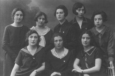 Hatzfriro group
Standing in the middle Liba Levy (Flaksman)
