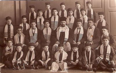 The choir of the Tallinn synagogue - 1927.
In the middle - Kantor Josif Gurevitsch
Upper row, first from left - Jakov Aronovitsch, left from him Hasin
Sitting (from left) : Benjamin (Benno) Zivan, Sholom (Sima) Zivan 
