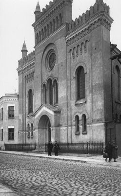 Tallinn synagogue ( 9)  at Maakri 5 (1883-1944)
Dubrovkin (with a violin) and the violin player Levin (blond) - this is written on the back of the photo. 
