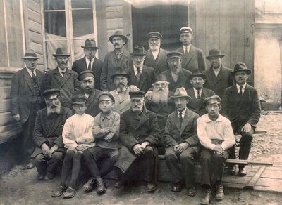 Small minian in Tartu (small synagogue congregation) - 1922 or before
The picture was  taken before or at the departure of the congregation shoichet Eliachu Melamed to South Africa in 1922. Eli Melamed is the man wearing the cap.
Minian katan since 1872 at Raekoja tn. (J. Kaplan)
