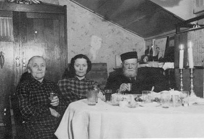 Rav Kats with family - 1945
Rav Kats with wife and daughter Toni (d. 1999)
