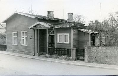 "Juudi kirik" - (Jewish church) - house that was used as a praying house in Kuressaare (Saaremaa). The picture from 1998.
"Old inhabitants of Kuressaare remember that this house at Pikk str. 14 was known as "Jewish church". The house belonged to Mendel and Malka Grünhut, the latvian Jews who moved to Kuressaare. Mendel Grünhut was a merchant, who was making and selling hats. The few Jews of Kuressaare gathered in this house for prayer - this explains the name of the house - "the Jewish church". After the death of parents, their children Sara, Beile-Sonja, Ruven and Henny sold the house to the wife of the youngest son of the known Kuressaare merchant Bergman...."
           Translated from Luule Piibur article in "Meie Maa" (1996), Nr.52, April 4, p.7

Mendel Grünhut lived from 1868 till 1933. The house was totally renovated in 1960's and made "simpler". The picture is from the Saarema museum.
