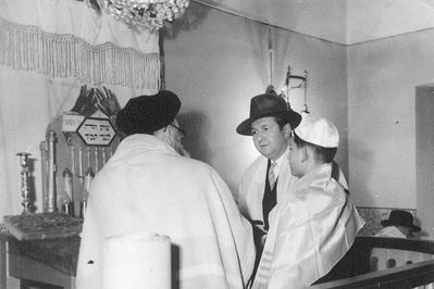 Tallinn synagogue (10) 1960 - Kreutzwaldi 23
Bar-mizva preparation.
Rav Eliahu Izhak Katz, Ber Ditman, Lev Ditman (born 1947)
