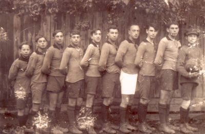 Tallinn Maccabi football team - 1922

Left to right - ?, Jossi Pakkin, ?, ?, Tevje Lipavski, ?, ?, ?, Okka Pakkin 
