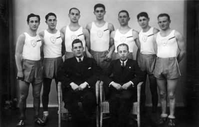 II Baltic Maccabiada 2/1937 - the basketball team
Standing left to right: Gutti Raichman, Hirsch Kitt, Josef Pakkin, Kliksberg, ?, Koppel Koslovski, ?
Sitting: ?, Benjamin (Haim) Kitt 
