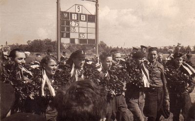 The Estonian Motorcycling Championship at the Tallinn hippodrome - 12/6/1938
Left to right: Sava Kletski, V. Holming (Finland), R. Triik, E. Hausenberg, ?, ?, L. Rompanen (Finland)
