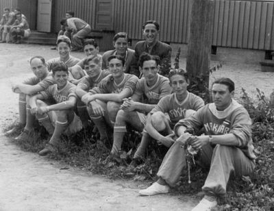 Maccabi team
Left to right.
Jossef Pakkin, ? Rybka, Leo Goldmann, Reichman, Maslovsky, Isi Goldmann
Top row: Morris Heimann, ?, Harry Rybka, Ilja (Ekke) Kitt 
