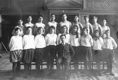 Maccabi 1919? Tartu
Left to right.
III from right (bottom) Tasja Bakscht (Amitan)
