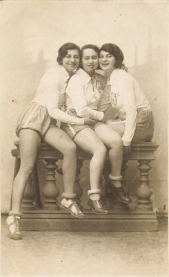 Maccabi girls 19/4/1928
Left to right: Sarra Teitelbaum, ?, Rosi Fürst (Prensky)
Keywords: [T] [P] [F]