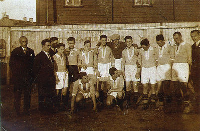 "Maccabi-A" team Tallinn - 1/9/1928.
Standing left to right:
Maljavski, Asnovitsch, Schulmann, Schur, David Rybak, Jakob Vigderhaus, Maks (Mendel Leib) Haitov, Herman Meiertal, Slutski, Simon Kitt, Josif Pakkin, Oka Pakkin, the referee.
In the front Rubanovitsch and Eduard Klas. 
