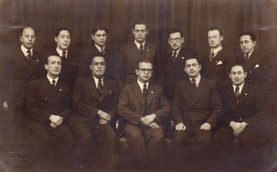 Maccabi board - 1938-9
Left to right.
Standing: Benjamin (Haim) Kitt, ?, Kopel Koslovski, Samuel Rybak, Abram Paturski, Mischa Stein, ?
Sitting: David Schagal, ?, Solomon Judeikin, Leo Epstein, Poiske Meiertal
