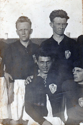 "Võitleja" Narva footbal team members - 1931/2 
In the middle - Arie (Lev) Haitin 
