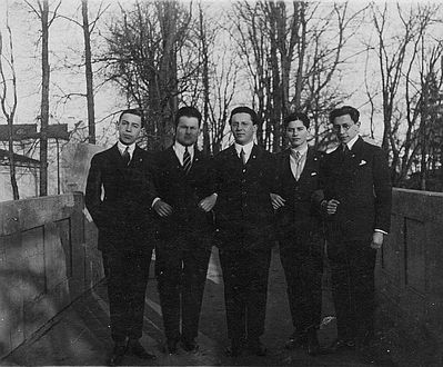 Tartu group
Left to right.
?, Mischa Bakscht, ?, ?, ? 
Keywords: [education]