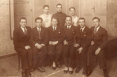 Vaad (management) Maccabi 1933?
Left to right.
Standing: Herman Meiertal, Israel Itzoch, Kit
Sitting: Viktor Feigin, Nissan Asnovitsch, Markovitsch, ?, David Schagal, Jakob Vigderhaus
