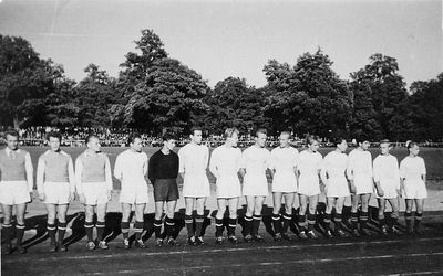 ? footbal team.
6th from left Boris Pakin

