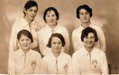 Maccabi women handball team. 1928.
Left to right.
Top: Sara Pavlovski (Schulkleper), Rebekka Judeikin (Scher), Sara Herzenberg (Buras)
Sitting: ?, ?, Sara Teitelbaum
