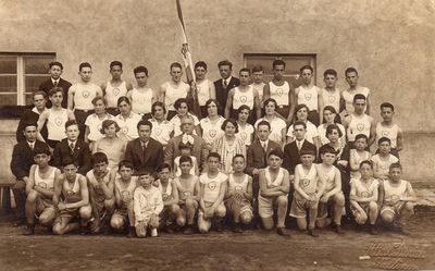 Maccabi Tallinn 1930
Left to right
Top row: Mednikov, Herman (Poiske) Meiertal, Delski, ?, Markovitsch, ?, Herman Meiertal, ?, ?, ?, Benjamin (Haim) Kitt, ?, ?
Second row from top: Samuel Rybak, Isak Haitov, Dora Haitov, Sara Schulklepper, Minna Gitelson (Kitt), ?, ?, ?, Ema Jakobson, Rebecca Haitov, Bluma Rubanovitsch (Gabovitsch), Israel Ben-Jehuda (Itzoch), ? 
Second row from bottom: ?, Jakob Vigderhause, Asnovitsch, Asnovitsch, Movscha Rybak with the daughter of Asnovitsch, ?, Josef Usvanski, ?, Totsi Pakkin, ?, Jakov Aronovitsch  
Bottom: ?, ?, ?, ?, ?, Maisel, Schmotkin, Asnovitsch, Smolenski, Kopa Koslovski, Harry Itskovitsch
