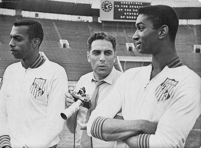 Basketball USSR-USA - Moscow - 1958
Isi Trapido with players
