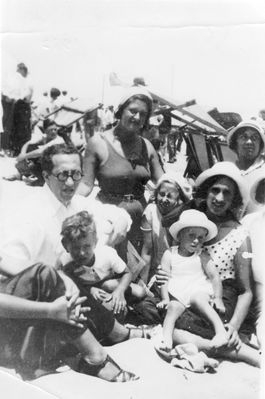 Arlosoroff family - 1932
Left to right: Haim Arlosoroff, Dani Rosolio, Olja Rubin (Schapiro), Shula Arlosoroff, Shaul Arlosoroff, Sima Arlosoroff (Rubin)
Keywords: [R]