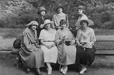 Berlin 1922 - "Estonian girls"
Left to right.
Sitting: Sima Arlosoroff (Rubin), ?, Raja Drabkin (Feinstein), Margareta Elian
Standing: ?, ?, Anna (Baby) Feinstein
Keywords: [R] [A] [D] [E]