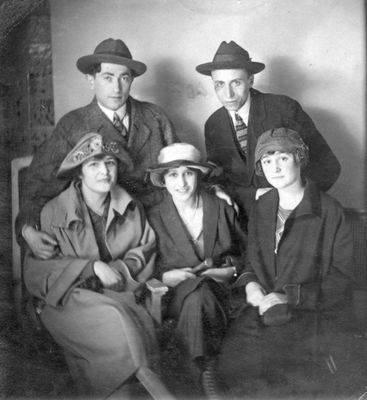 Rubin - Berlin 1922-23
Left to right.
Sitting: Olja Rubin (Schapiro), Sima Arlosoroff (Rubin), ?
Standing: ?, Heiman Rubin
