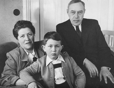 Brin family ~ 1953, Viljandi
Rebekka (Reni, Riput) Brin (Goldberg), Viktor Brin, Dr Markus Brin (1900-1964)
