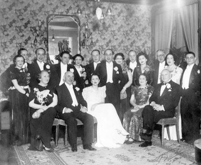 Bunja Eidus wedding?
standing II from right Agi Berman (Kellert)
