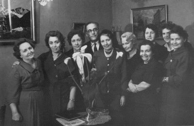 Russian Tallinn gymnasium graduates gathering - 1950s
Left to right.
Scheina Blumberg, Tsila Rosin, Dolly Schulklepper?, Moka Schats, Linzi Maisel, Gerta Markowitsch (Habicht), Frida Pessin, ?, ?, Pessin?
Keywords: [unknown]
