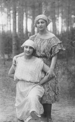 Sima Arlosoroff and Bertha Gens - Elva 1921
Sima Arlosoroff (Rubin) - left and Bertha Gens (Maltinski)

