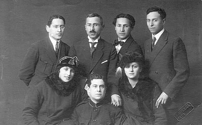 Gens, Perlman and Rubin families
Left to right.
Standing: Jakov Gens, Nosson Gens, Julius Gens, Herman Rubin?
Sitting: Sima Arlosoroff (Rubin), Arnold Perlman, Bertha Gens (Maltinski) 
Keywords: [P]