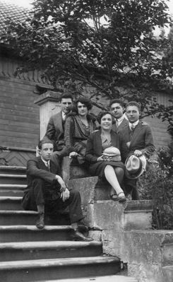 The company
Left to right.
?, Rosa Jakobson (Rachelschik), Agi Kellert, Aron Taub?, ?
