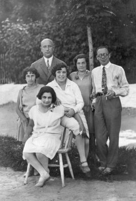 Pessins
Left to right.
Standing last row: Isak Stark, Frida Pessin, Elias (Elusch) Kirschbaum 
Middle row: Mira Pessin, Agi Berman (Kellert)
Sitting: Ljuba Pessin 
