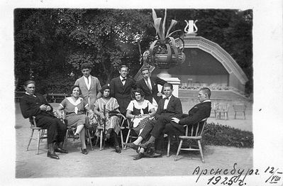 Kuressaare (Arensburg) 1925
Second from left: Agi Berman (Kellert)

From signatures on the other side: Gerhard, Radi Eidus,  
