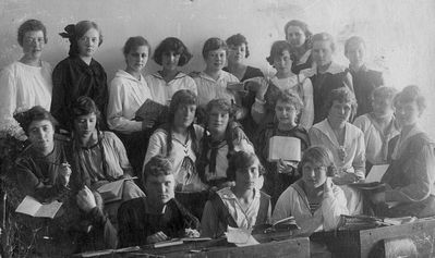 Tallinn russian school (?) - 1919
Left to right.
Standing: ?, ?, Bertha Gens (Maltinski), Sima Arlosoroff (Rubin), ?, ?, ?, ?, ?, ?
Sitting: ? 
Keywords: [education]