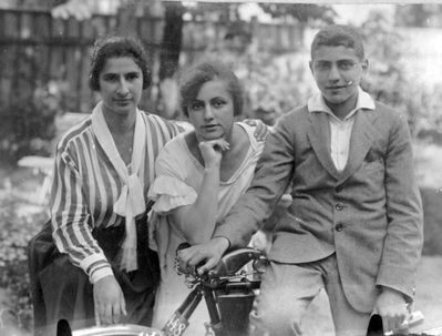 Gens Maltinski - 1921 Revel
Ljuba Gens, Bertha Gens (Maltinski), Isak Maltinski
Keywords: [M]