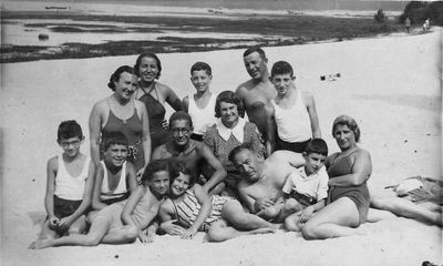 Braschinsky family
Left to right.
First row: Roma Drabkin, Hardy Braschinsky, Inna Gens, Beata Braschinsky, Jossif Braschinsky, Lyena Braschinsky, Ljuba Braschinsky (Gens)
Second row: ?, Anja Braschinsky, Leva Gens, ?, Raja Drabkin (Feinstein), Isak Braschinsky, Ljeva Braschinsky
