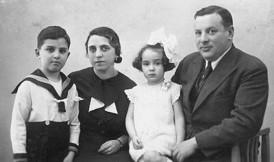 Josif Braschinsky family
Left to right: 
Josif (Osja) Braschinsky, Dora Braschinsky (Levin), Inna Teplitski (Braschinsky), Benno Braschinsky
