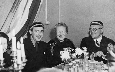 Limuvia
Left to right: Isak Braschinsky, ?, ?
