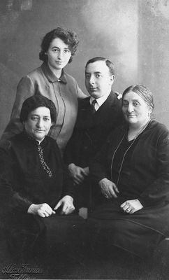 Jakov Braschinsky
Left to right: mme Rosing?, Frume (Eva) Braschinsky (Rosing), Jakov Braschinsky, Feiga (Rivka) Braschinsky (Katz)
