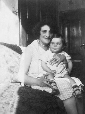 Braschinsky
Anna (Anchen) Braschinsky (Kaplan) with Bernhard Braschinsky. ~ 1929
