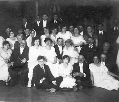 Wedding of Jossif Braschinski - 1922
In the middle Jossif and Anna Braschinski (Kaplan). Woman with a white scarf is Feige-Rivke Braschinski (groom's mother).
Left from her - Benjamin Braschinski - groom's brother
Keywords: [B]