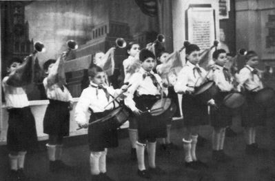 1947 (~) Young pioneers
Left to right.
The drummers: ?, Mark Fürst, Faivi Klutschik
With horns: Andre Fürst, ?
