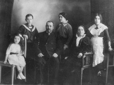 Eiser Kellert family ~ 1913
Left to right: Agi Berman (Kellert), Harry Kellert, Eiser Kellert, Meri Levski (Kellert), Riva Kellert (Goloskirov), Fanny Duhamel (Kellert)
