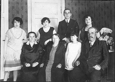 Eiser Kellert family
Left to right.
Standing: Fanny Duamel (Kellert), Meri Levski (Kellert), Levski, Agi Berman (Kellert)
Sitting: Aunt (probably father's sister), Riva Kellert (Goloskirov), Njusa Levski, Eiser Kellert  
