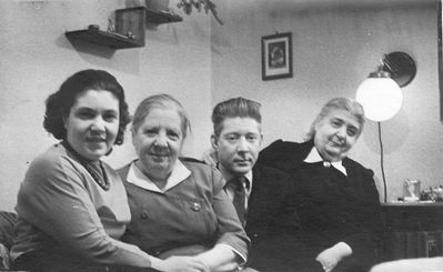 Perelman and Stein families - ~ 1963
Left to right - Eva Ganitschev (Perelman), Haja (Atzi) Perelman (Fürst), Fredi Stein, Lina (Rachil) Stein (Fürst) 
Keywords: [S]