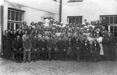 Fürst. Abram Fürst buttons factory in Tallinn (Tartu mnt. 13)
In the middle from left - Jakov, Abram, Isak Fürst
Keywords: [F]