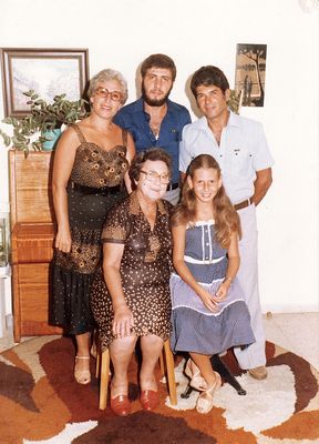 Fürst family - Ashdod 1981
Left to right.
Standing - Roni Fürst (Fell), Avi Fürst, Mark Fürst
Sitting - Mery Fell (Mandelkorn), Ruth Fell
