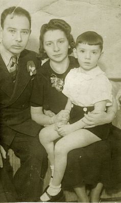 Dobrusch family - Tartu, 1939
Isaak Dobrusch (1909-1944), Miriam Dobrusch (Meiertal) (1913-1984), Avi Dobrusch (1934)
Keywords: [M]