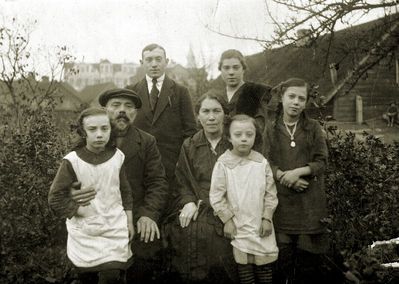 Nachumov family - Viljandi, 1917
Left to right.
Sitting: Nochum Nachumov (1864-1926) with Hasse Umov (Nachumov) (1908-), Eide Nachumov (Epstein)  with Lintzi Nachumov, Scheve (Pipsy) Bachumov
Standing: Leo Nachumov, Juganna Nachumov    
